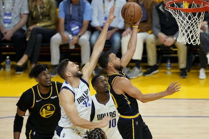 Stephen Curry entra a canasta mientras Maxi Kleber intenta taponarle en el quinto partido de la final de la Conferencia Oeste de la NBA.