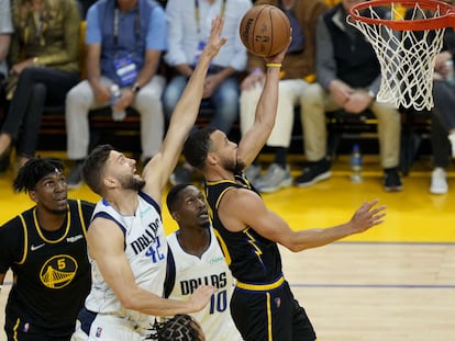 Stephen Curry entra a canasta mientras Maxi Kleber intenta taponarle en el quinto partido de la final de la Conferencia Oeste de la NBA.