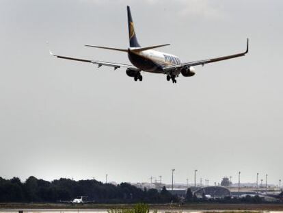 A Ryanair plane prepares to land at Valencia&#039;s Manises airport.