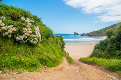 Acceso al arenal nudista de Torimbia, en Llanes (Asturias).