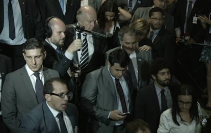 Douglas Duarte empuña un micrófono en el Congreso.