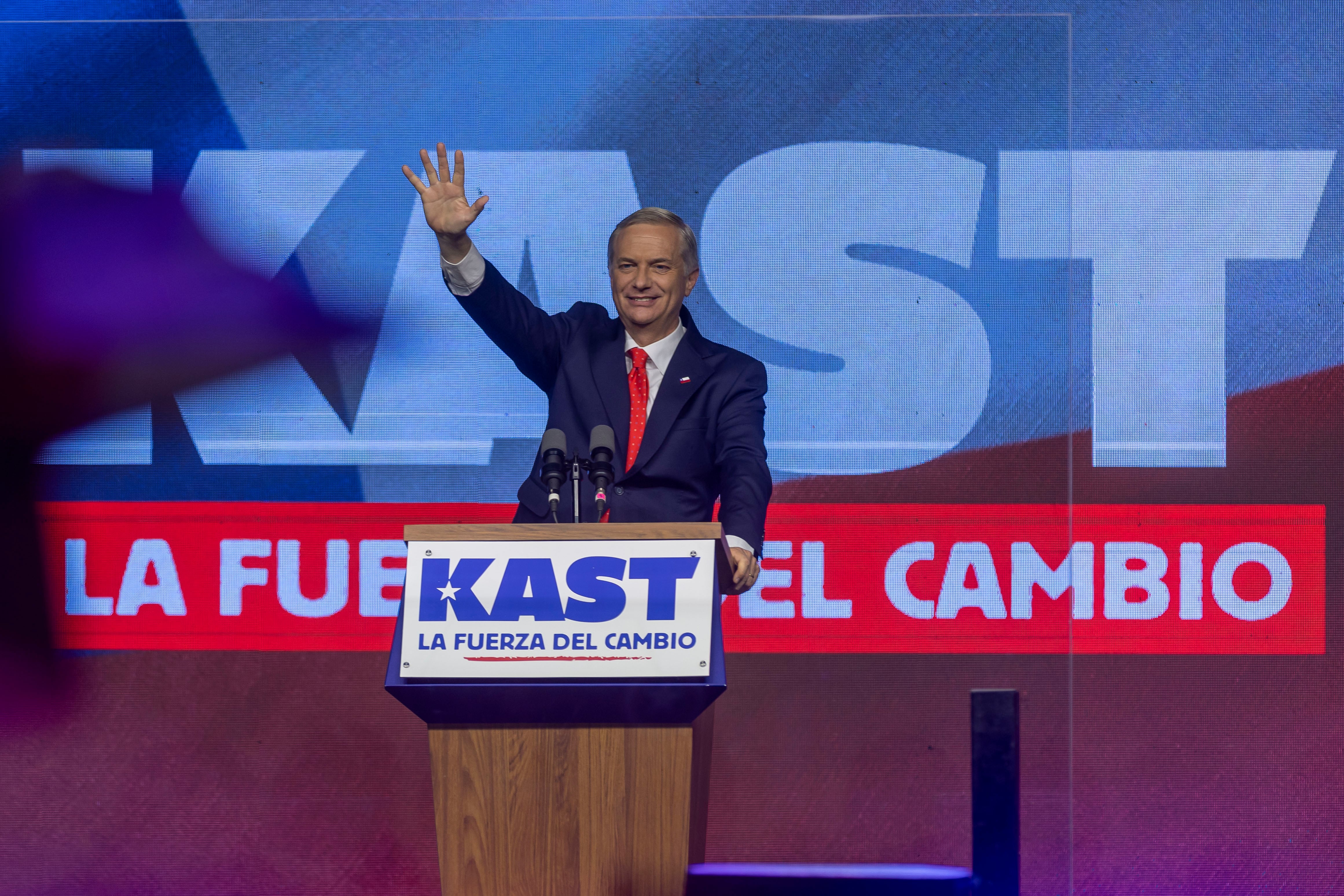 Kast se viste de presidente en la campaña de segunda vuelta