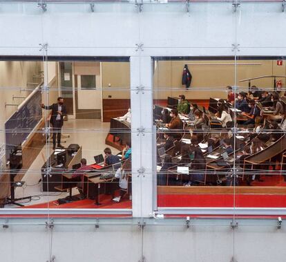 Un professor fa classe al campus de la Ciutadella de la UPF.