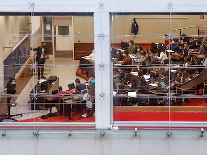 Un professor fa classe al campus de la Ciutadella de la UPF.