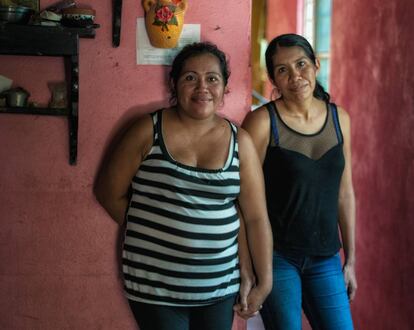 Sisters Mirna (35) and Nohemi (32). They left their house because their father abused them and now live in a town near Villahermosa, Tabasco. They say that on their street every woman who was able, has worked as a surrogate mother.
