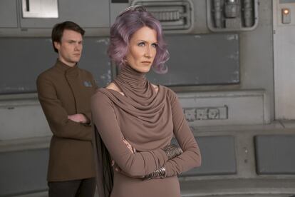 Vicealmirante Amilyn Holdo – Laura Dern

Uno de los pocos fichajes que ha realizado la secuela y del que apenas se tienen datos. Holdo ha sido presentada como una de las lideresas de la República y vieja amiga de Leia Organa. El piloto Poe Dameron (Oscar Isaac) no está tan seguro de que sus intenciones sean sinceras.

 