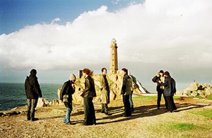 Un grupo de turistas en el faro de cabo Vilán, a la entrada de la ría de Camariñas, en la costa coruñesa.