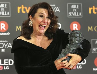 Adelfa Calvo sostiene su Goya a la Mejor Actriz de Reparto por su trabajo en 'El autor'.