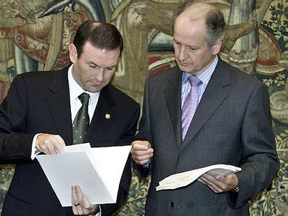 Juan José Ibarretxe, a la izquierda, durante la entrega a Juan María Atutxa de la propuesta de nuevo Estatuto.