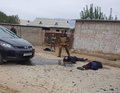 Investigadores de la policía trabajan en el lugar de un ataque en el puesto fronterizo de Ishkobod ubicado a unos 50 kilómetros de la La capital de Tayikistán.