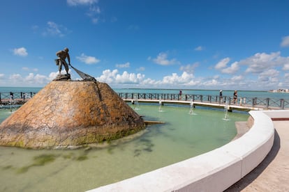 La Fuente Del Pescador (The fisherman fountain) on the Chetumal boardwalk.