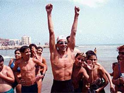 David Meca, ayer en la playa tras finalizar la  travesía a nado Tabarca-Torrevieja.