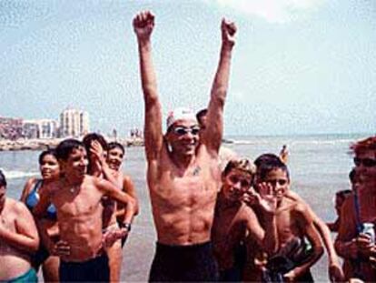 David Meca, ayer en la playa tras finalizar la  travesía a nado Tabarca-Torrevieja.