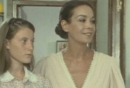 <strong>La serie.</strong> 'Verano azul' (TVE 1981) </p> <strong>El drama.</strong> Que en 2018 los anunciantes de tampones y compresas en España sigan usando un líquido azul para simular la sangre menstrual evidencia lo rompedor que fue en su momento (era el año 1981) un capítulo centrado en la menstruación. Bea, la guapa de la pandilla más célebre de Nerja, tenía la regla por primera vez y todo se revolucionaba a su alrededor. “¡Beatriz ya es mujer!”, exclamaba solemne su madre ante un atónito Tito que no entendía qué había sido antes ni porque era tan relevante que su hermana tuviese “el periódico”. El final de capítulo con toda el grupo declamando en la playa el poema de Félix Antonio González perteneciente a su libro Calles de Esgueva: “¡Que ni el viento la toque porque tiene pena de muerte el viento si la toca!”. Es también uno de los momentos más perturbadores de la televisión patria y es imposible recordarlo sin emocionarse y/o sonrojarse. </p>