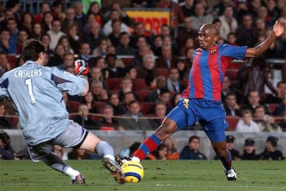 El cameruns Eto'o regatea a Casillas en el primer gol del Bar?a. El delantero azulgrana persigui un baln que era para la defensa madridista, pero Roberto Carlos y el portero no se pusieron de acuerdo y el baln se lo llev el ms listo. Era el minuto 28 y el comienzo de la victoria.