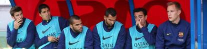 Piqué, Suárez, Alves, Montoya, Xavi y Ter Stegen, en el banquillo del Barça.