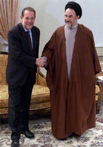 El jefe de la diplomacia europea, Javier Solana, esta mañana en Teherán con Mohamed Jatami.