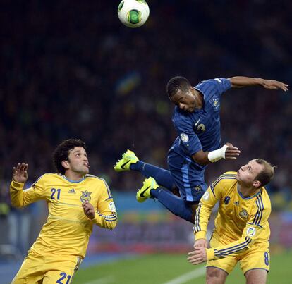 Evra intenta rematar de cabeza un balón aéreo.