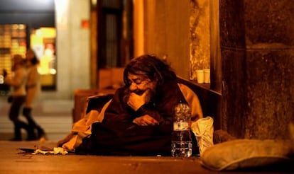 Un mendigo en una de las entradas de la plaza Mayor de Madrid.