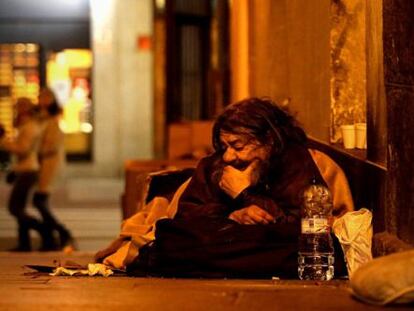 Un mendigo en una de las entradas de la plaza Mayor de Madrid.