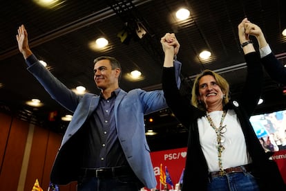 Pedro Sánchez y Teresa Ribera, en un mitin del PSOE el 18 de mayo en Barcelona.