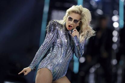 Lady Gaga durante su actuación en la Super Bowl en febrero de 2017.