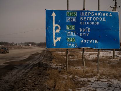 Un coche circula en Ucrania junto a una señal de tráfico acribillada por balas y metralla en la carretera que conduce a la ciudad rusa de Bélgorod, el pasado 24 de febrero.