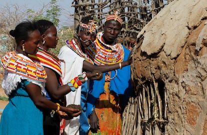 Las mujeres construyen y reparan las viviendas de la aldea que se deterioran. 
