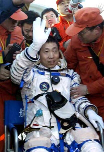 Yang Liwei, tras el aterrizaje de la cápsula <i>Shenzhou</i> en 2003.