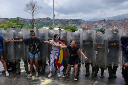 Residentes intentaron bloquear una calle para protestar por los resultados en Caracas.