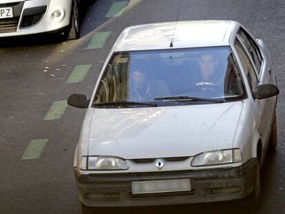 Uno de los vehículos que transporta a toxicómanos a las zonas de venta de drogas desde Embajadores.