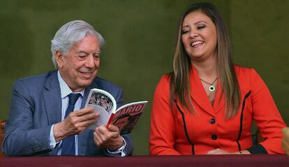 Mario Vargas Llosa junto a la gobernadora de Arequipa, Yamila Osorio, en la entrega de los libros que donó a su biblioteca.