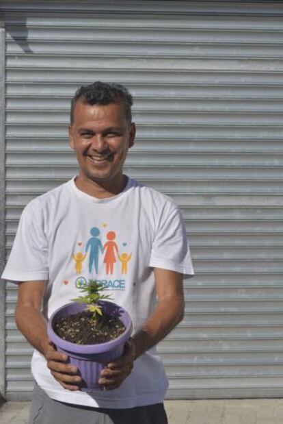 Cassiano Teixeira fundou a Abrace Esperança, única associação de pacientes com liminar que protege seu cultivo de cannabis para produção de óleo medicinal.