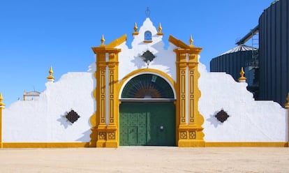 Fachada de estilo barroco en el pueblo de Isla Mayor, en la provincia de Sevilla.