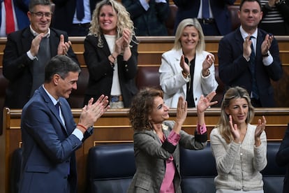 El presidente del Gobierno, Pedro Sánchez, y las vicepresidentas María Jesús Montero y Yolanda Díaz, aplauden durante el pleno celebrado este jueves en el Congreso de Los Diputados.