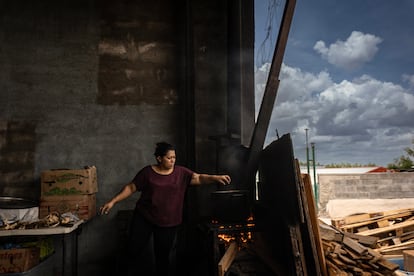 Uma mulher cozinha ensopado de abóbora no abrigo Senda de Vida 1 em Reynosa, Tamaulipas.