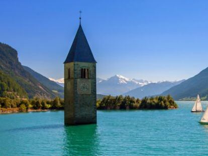 El campanario de la antigua iglesia sobresale en el lago de Resia, en la frontera austriaca.