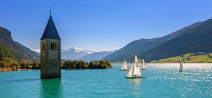 El campanario de la antigua iglesia sobresale en el lago de Resia, en la frontera austriaca.