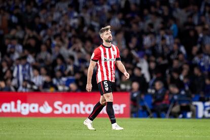 Yeray Álvarez se marcha expulsado del Real Sociedad - Athletic, disputado la pasada semana en San Sebastián.