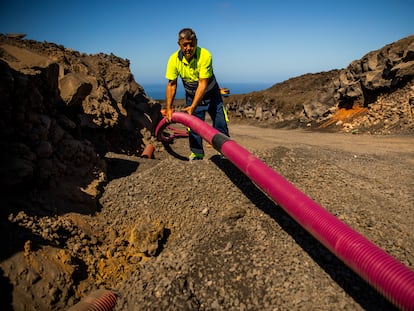 Un fontanero en La Palma, en noviembre de 2022.