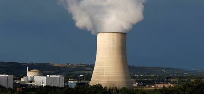 Torre de refrigeración de la central nuclear de Golfech, Francia.