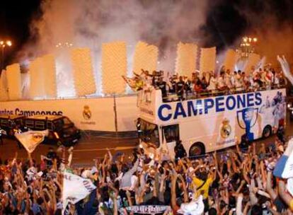 El autocar del Madrid, a su llegada a la plaza de la Cibeles.