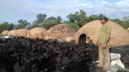 Carlos Heinzen frente a sus hornos de carbón, cerca de Monte Quemado.