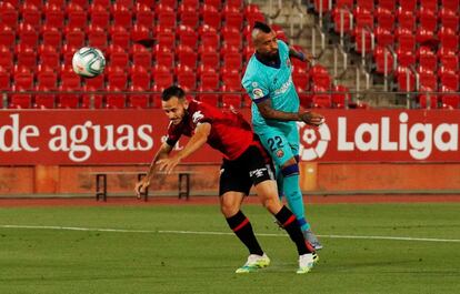 El jugador del FC Barcelona Arturo Vidal marca el primer gol de su equipo contra el RCD Mallorca en el estadio Iberostar en la primera jornada tras el parón de la competición por la crisis sanitaria de la covid-19.