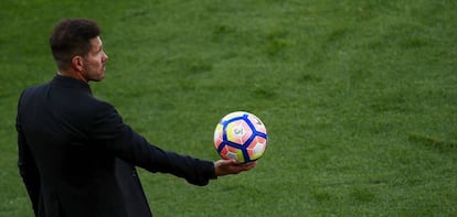 Simeone, en el partido contra el Eibar en el Calderón.