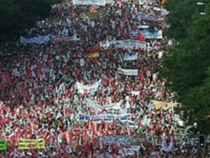 Decenas de miles de personas se manifiestan contra el <i>decretazo</i> por la calle de Alcalá de Madrid ayer.