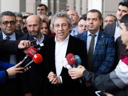 El director del diario Cumhuriyet, Can Dündar (centro), y el jefe de la oficina del diario en Ankara, Gül Erdem, (a la izquierda) se dirigen a la prensa antes de atender la vista judicial que este viernes los envió a prisión preventiva.
