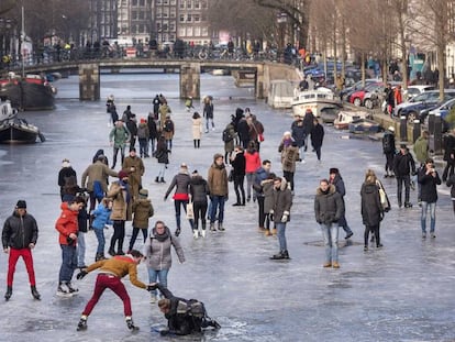 Patinação no gelo pelos famosos canais de Amsterdã, em imagens
