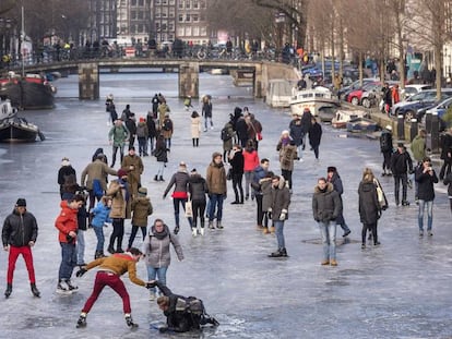 Patinaje por los famosos canales de Ámsterdam, en imágenes