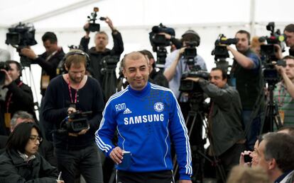 Roberto Di Matteo, técnico del Chelsea, a su llegada a la sala de prensa tras el entrenamiento.